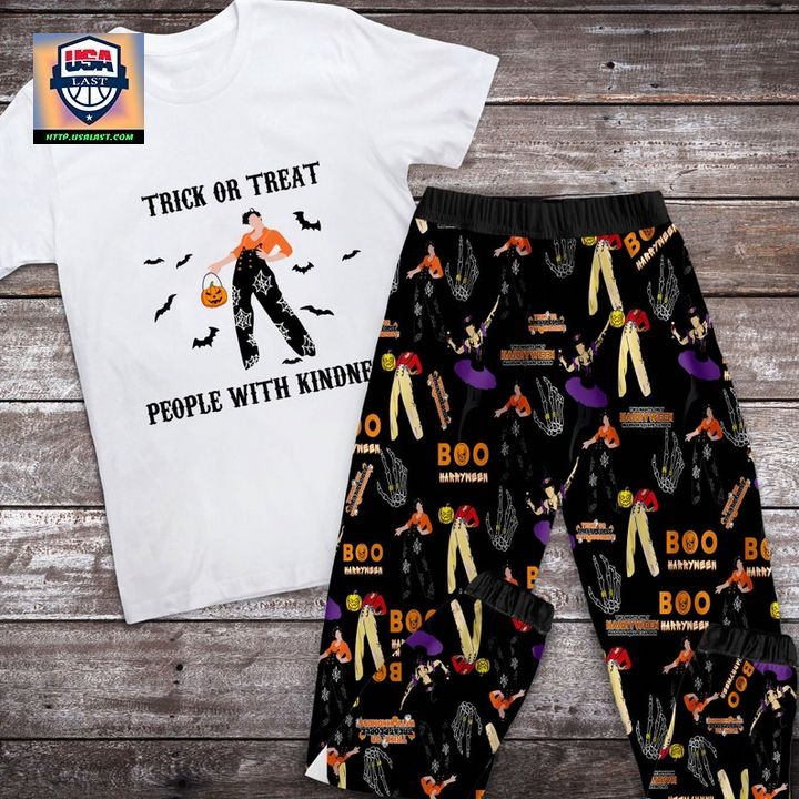 HARRY STYLES TRICK OR TREAT PEOPLE WITH KINDNESS HALLOWEEN PAJAMAS SET – USALAST